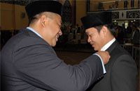 Ketua DPRD H Awang Yacoub Luthman menyematkan pin jabatan Anggota DPRD kepada Junaidi