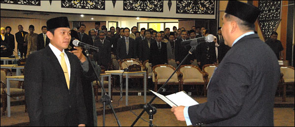 Junaidi saat diambil sumpahnya sebagai PAW Anggota DPRD Kukar sisa periode 2009-2014 oleh Ketua DPRD Kukar H Awang Yacoub Luthman di Tenggarong, Rabu (13/02) kemarin 