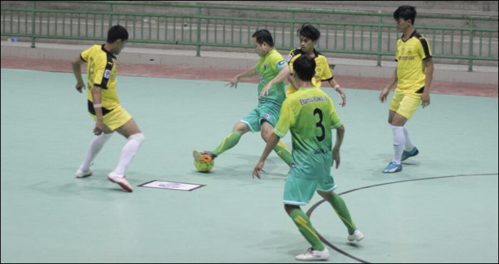 Laga seru pekan ke-4 yang mempertemukan Queen Anggana FC (kuning) vs Concerto FC (hijau muda) akhirnya dimenangkan Queen Anggana dengan skor 4-3