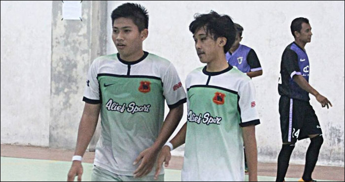 Erizha Ananda (kanan) menciptakan quattrick alias 4 gol pada laga melawan AP Futsal yang berkesudahan 6-2 umtuk kemenangan Alief Sport FC