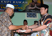 Pimpinan Ponpes Al Kautsar menerima bantuan dana dari KNPI Kukar yang diserahkan Junaidi