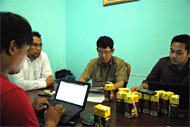 Sekretaris KNPI Kukar Junaidi (kanan) bersama perwakilan BLHD Kukar Yasmet (tengah) dan Staf Khusus Bupati Kukar Abriyanto Amin sepakat terhadap pembentukan tim independen pemantau lingkungan