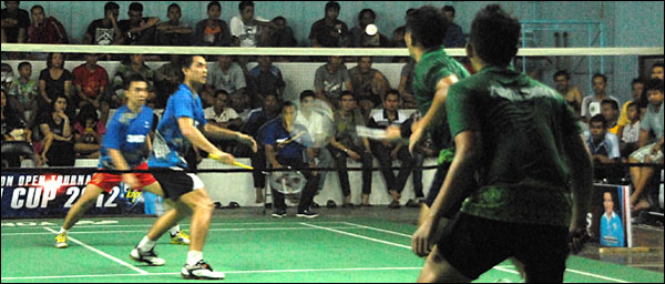 Pertarungan sengit antara PB BKD Kutim (biru) melawan PB Surya Damai Kutim (hijau) dalam babak final Ganda Beregu Open