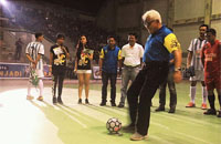 Pj Bupati Kukar Chairil Anwar menendang bola menandai dimulainya turnamen futsal KNPI Cup 2015