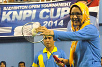 Bupati Kukar Rita Widyasari memukul <i>shuttlecock</i> menandai dimulainya turnamen bulutangkis KNPI Cup 2014