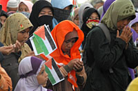 Para peserta aksi solidaritas berdoa untuk rakyat Palestina di akhir kegiatan
