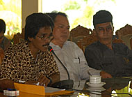 H Muhammad HS saat membacakan pernyataan pencabutan dukungan terhadap Sugiyanto sebagai Cabup Kukar pada Pilkada 2010