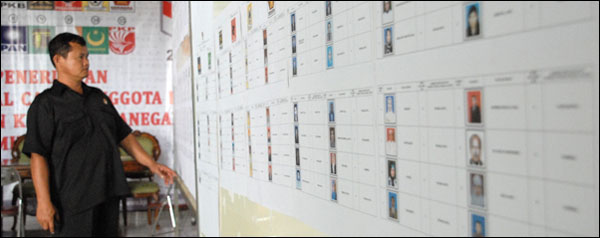 Daftar calon sementara Anggota DPRD Kukar pada Pemilu 2013 masih dipajang di gedung KPU Kukar, Tenggarong