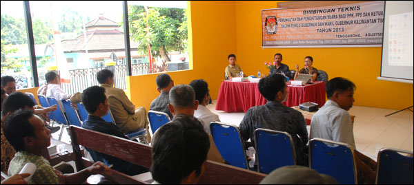 Pelaksanaan Bimtek Pemungutan dan Penghitungan Suara Pilgub Kaltim 2013 di Kelurahan Maluhu, Tenggarong, Senin (13/08) lalu