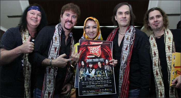 Grup musik FireHouse bersama Bupati Rita Widyasari usai jumpa pers di Tenggarong, Jum'at (06/03) malam