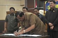 Wakil Bupati HM Ghufron Yusuf menandatangani kesepakatan bersama KUA PPAS Kukar 2013