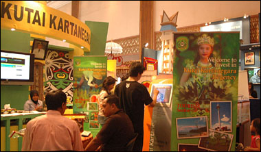 Stan Kukar di arena Kabupaten Expo 2007 dilengkapi berbagai macam fasilitas, termasuk fasilitas layar sentuh untuk menggali informasi pariwisata Kukar