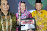 Bupati Kukar Rita Widyasari diapit Ketua DPRD Kaltim H Mukmin Faisyal dan Gubernur Kaltim H Awang Faroek usai menerima penghargaan