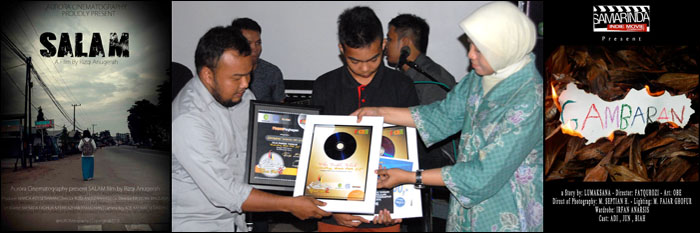 Kepala Disbudpar Kukar Sri Wahyuni menyerahkan penghargaan Film Terbaik untuk film bertajuk Salam (Kategori Pelajar) dan Gambaran (Kategori Umum)