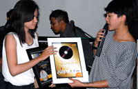 Aktris Poppy Sovia (kanan) menyerahkan penghargaan Pemeran Terbaik kategori Pelajar kepada Septya NF Mamonto dari SMK YKPP Bontang