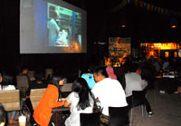 Suasana pemutaran film peserta Kawa Haq Movie Fest 2012 di Cafe T-Co Tenggarong