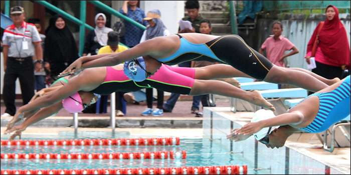 Suasana pertandingan final Kejurda Renang se-Kaltim Tahun 2015 yang berakhir Minggu (02/08) sore di kolam renang Putri Junjung Buyah, Tenggarong