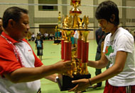 Kepala Dispora Kukar HM Syafruddin HS menyerahkan trofi Juara I kepada pemain putri Tarakan