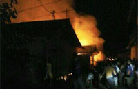 Kebakaran di desa Hambau mengakibatkan 3 buah rumah ludes terbakar