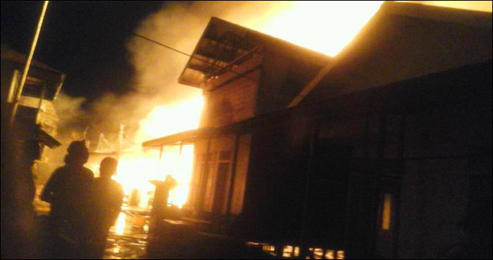 Api saat masih berkobar hebat di kawasan pemukiman penduduk RT 4 desa Lamin Telihan, Kecamatan Kenohan, Minggu (12/03) malam