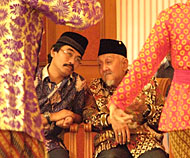 Menpora Adhyaksa Dault mendengarkan penjelasan dari Sultan Kutai mengenai tari Kanjar Ganjur yang dibawakan penari keraton