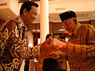 Sultan Yogyakarta Hamengku Buwono X menyerahkan kenang-kenangan kepada Sultan HAM Salehoeddin II