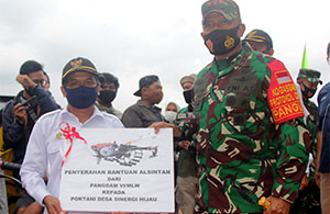 Pangdam VI/Mlw Mayjen TNI Heri Wiranto menyerahkan bantuan alsistan secara simbolis kepada pengurus kelompok tani desa Tanjung Batu