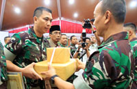Kasad Jenderal TNI Mulyono menyerahkan penghargaan kepada Dandim 0906/TGR Letkol Kav Ari Pramana Sakti dan Plt Sekkab Kukar H Marli