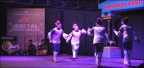 Para penari dari Sanggar Seni Karya Dharma membawakan tari Jepen dalam acara Koetai Tempo Doeloe di Pasar Seni Tepian Pandan, Tenggarong, Minggu (20/10) malam