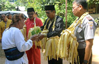 Sekkab Kukar H Marli disambut ritual tepong tawar oleh Kepala Adat Desa Kedang Ipil