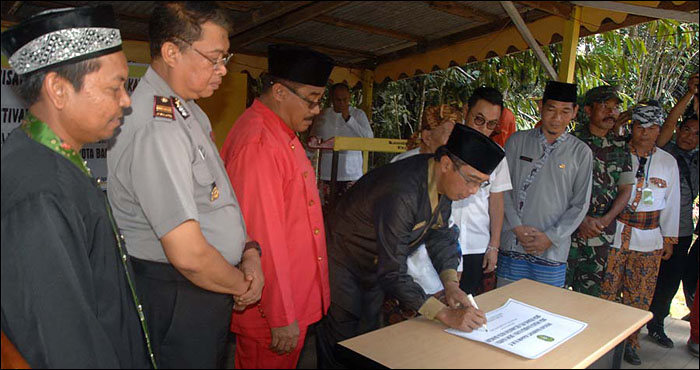 Sekkab Kukar H Marli menandatangani berita acara peresmian Desa Wisata Kedang Ipil di Kecamatan Kota Bangun, Kamis (17/11) lalu 