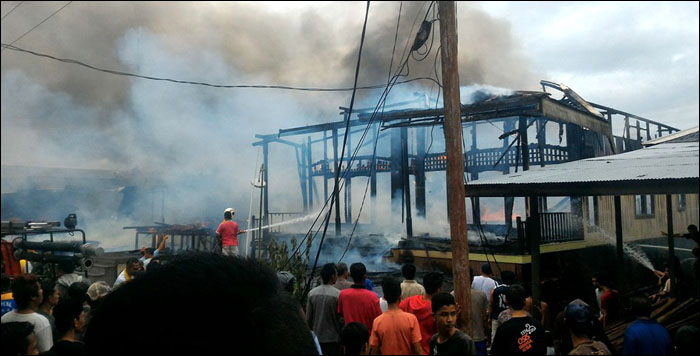 Kebakaran yang terjadi di desa Liang, Kota Bangun, Minggu (19/06) kemarin, menghanguskan 4 rumah warga dan sebuah gudang