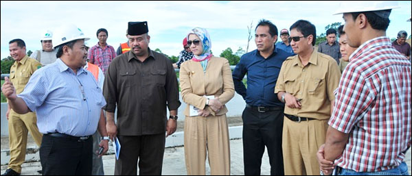 Bupati Rita Widyasari didampingi pejabat Pemkab Kukar saat meninjau pembangunan proyek jalan pendekat Jembatan Martadipura-Sebelimbingan