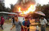 Api berkobar hebat di dua buah rumah milik warga RT 18 desa Kota Bangun Ulu 