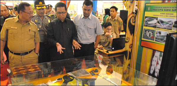 Staf Ahli Bupati Kukar Didi Ramyadi (tengah) saat meninjau stan pameran Dinas Cipta Karya dan Tata Ruang Kukar