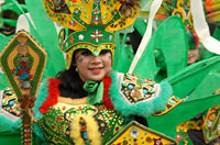 Aksi salah seorang peserta asal Tenggarong dengan menggunakan kostum unik yang didominasi warna hijau
