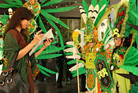 Salah seorang juri dari JFC saat melakukan penilaian terhadap peserta KFAC 2012