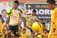 Para pemain Mitra Kukar U-21 ikut beraksi menampilkan teknik-teknik bermain bola pada pencanangan Kukar Menggiring Bola