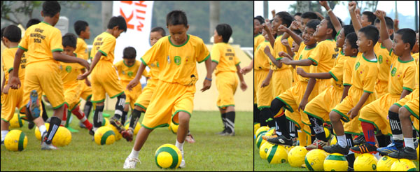 Anak-anak SSB dengan penuh semangat mengikuti pencanangan Kukar Menggiring Bola, Kamis (12/09) kemarin