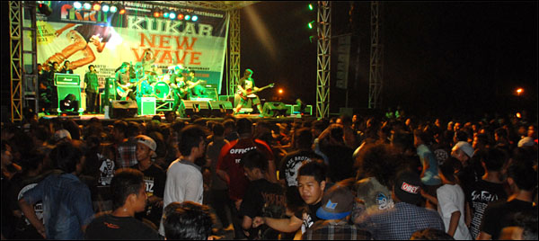 Suasana Kukar New Wave 2013 pada malam Minggu (12/10) lalu yang dipadati ribuan anak muda Tenggarong, terutama kalangan pecinta musik keras