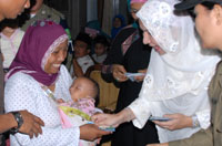 Bupati Rita Widyasari memberikan 'THR' kepada seorang ibu yang membawa bayi