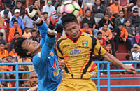 Andre Agustiar berusaha menyundul bola di jantung pertahanan Borneo FC