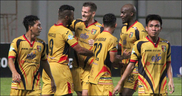Para pemain Mitra Kukar merayakan gol yang dicetak Marclei Cesar Chaves Santos ke gawang Perseru Serui