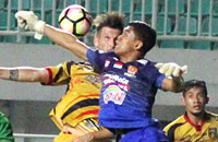 Jorge Gotor berebut bola dengan kiper PS TNI pada situasi tendangan sudut untuk Mitra Kukar