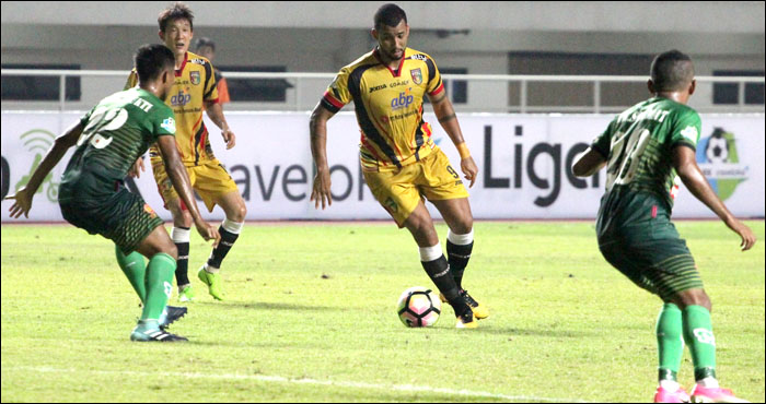 Marclei Cesar mencoba melewati hadangan pemain PS TNI pada laga pekan ke-26 Liga 1 2017