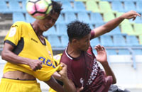 Striker Mitra Kukar U-19 Agus Santosa menyundul bola ke gawang PSM Makassar U-19
