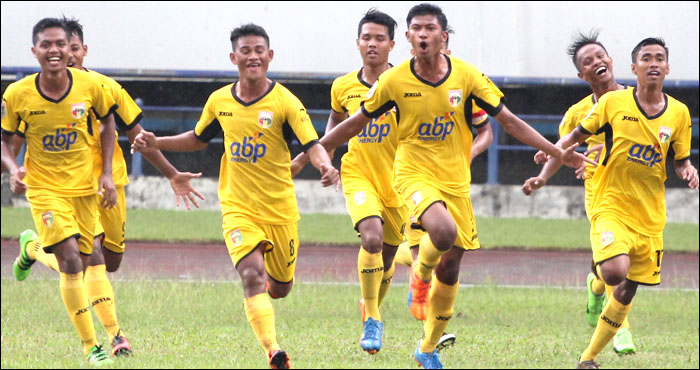 Para pemain Mitra Kukar U-19 merayakan gol pembuka ke gawang PSM U-19 yang dicetak M Delan Selang pada menit 17