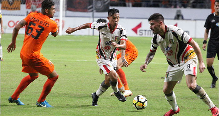 Gelandang Mitra Kukar Andre Agustiar (tengah) menggiring bola ke lini pertahanan Borneo FC