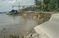 Badan jalan sepanjang kurang lebih 75 meter amblas akibat abrasi sungai Mahakam