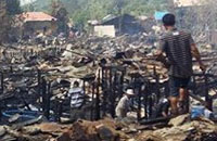 Warga korban kebakaran mencari harta benda yang tersisa di tengah puing-puing kebakaran